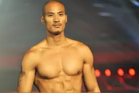 菲律宾光头男模复出，阳刚直男风格再度回归时尚圈图片