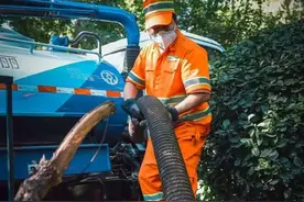 从军人到抽粪工：宁愿一人脏，换来万家净图片