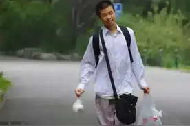 浙江一高校教授火了，穿搭比韦东奕还“简朴”，真实身份不一般图片