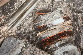 四川老大爷翻新老宅，发现在棺椁上睡了几十年，墓中有把千年宝剑图片