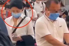 曝前央视主持周涛近况！穿着朴素高铁站排队，戴口罩仍气质出众图片