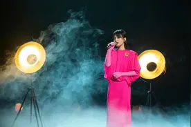 周笔畅发掘港乐遗珠，第30套芭比粉礼服抢眼，换高定比换T恤还勤图片