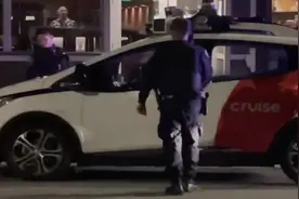 全无人RoboTaxi违章被抓后突然逃逸，交警都懵了图片