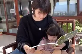 陈梦带娃送冰墩墩、粉色球台，被小姑娘蹭脸玩亲亲游戏，母爱爆棚图片