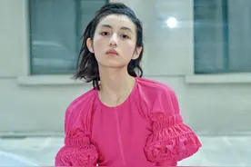 张子枫鬼马机灵风格甜酷 美腿修长纤细线条流畅图片