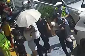 女子中暑晕倒民警飞奔“公主抱”送医图片