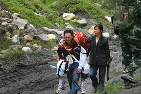 08年的汶川地震，程林祥背着儿子遗体走了25公里，只为带儿子回家图片