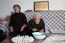 106岁老奶奶爱干净，1个特殊生活习惯坚持了60多年，看是个啥图片