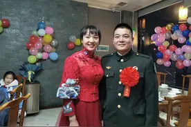 瞬间破防！军嫂穿婚纱迎接退役老兵返乡图片