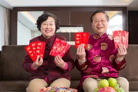 晚辈给长辈发红包不叫压岁钱，过年发红包有4个讲究别弄错引尴尬图片