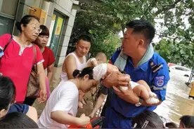 涿州4个月大女婴被困2天1夜发高烧！“青岛蓝”救下她，宝妈哭着感谢……图片