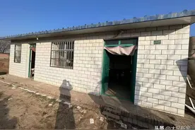 一家三口挤简易彩钢房，28岁儿子要结婚，甘肃农妇想建房被叫停，管理部门称耕地不能建房，将积极协调图片