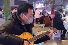 57岁港星现身内地摆地摊，街边弹唱无人捧场，独坐廉价板凳接地气图片