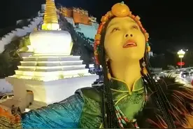 《拉萨夜雨》引亿次共鸣，苏勒亚其其格天籁之音，唱尽草原风情图片