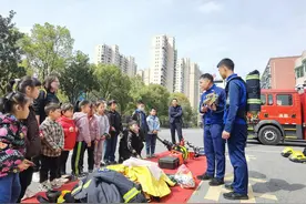 东站小学：亲子家庭走进消防队 “零距离”体验消防生活图片