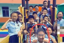 孙卓小学照片曝光，在同班孩子群中鹤立鸡群，网友：老师没怀疑？图片
