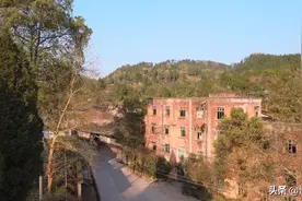 探访四川达州军工厂，搬迁后已经废弃，宿舍楼内养家禽图片