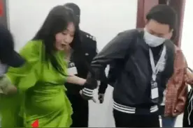 52岁杨钰莹怀孕了？穿紧身长裙，肚子又圆又鼓，孩子的父亲是谁？图片