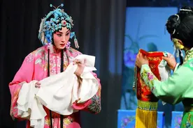 京剧《锁麟囊》唱词争议，应是“我正不足她正少”而不是“富足”图片
