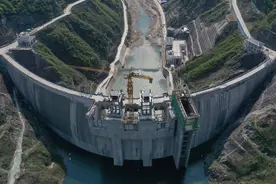 全长98公里，中国耗时6年建成世界最长隧道，开车通过要2小时图片