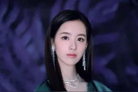 陈都灵穿绿色V领连衣裙秀出迷人的天鹅颈，优雅与性感并存图片