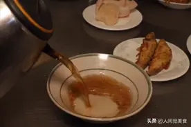 河南开封的小酒馆，外地小伙子慕名而来，点了2个菜花了7元贵吗？图片