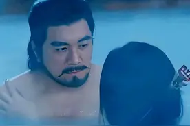 50岁杨子和许佳琪拍浴池戏，水池相拥尺度大，留几手怒喷：不要脸图片
