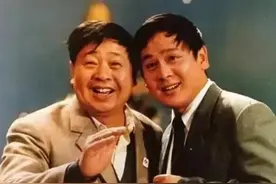 1985年，马季为何对赵炎说:台上的灯泡炸了，别慌！我有办法处理图片