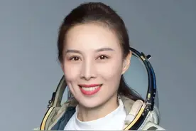 王亚平：入选航天员第3年飞天，创下5大军事记录，被授什么军衔？图片