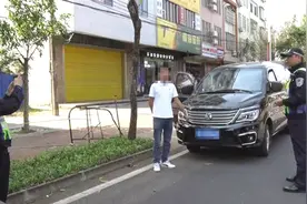 准载7人竟塞进16名学生！琼海一“黑校车”被合并罚款2万余元图片