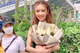 生图杀手 ​​​​！40岁薛凯琪收到鲜花笑成少女，吐舌头卖萌瞬间被甜化了图片