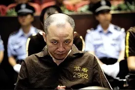 广东头号黑老大伍志坚，组建广州最凶残黑帮，被捕时却被吓尿裤子图片