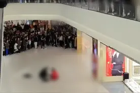 济宁万象汇商场一女孩4楼坠落去世，商场开业仅半个月，当地各方回应图片