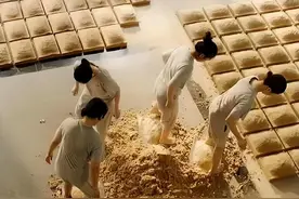 男足踩土坑酸菜，女足踩国酒茅台，都是用脚踩为何待遇不同？图片
