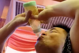 “太太不快乐，母乳就不甜”黄子佼尝母乳引热议，这样合适吗？图片