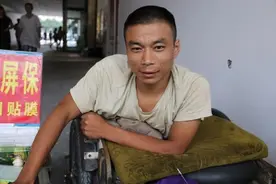 5岁时被亲生父亲踢成终身残疾，瘫痪20余年，靠贴膜买下第一套房图片