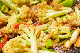家常炒花菜时，切记别直接下锅炒，多加一步，花菜脆嫩入味又好吃图片