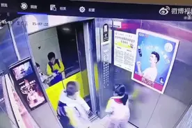 有些人，天生就是坏！三个男孩电梯内捉弄一女孩，父母看监控怒了图片