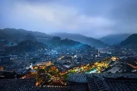 贵州苗寨特色“拦门酒”，跳舞的并非是小姐姐，游客：感觉被骗了图片