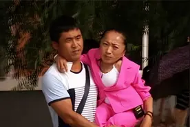 身高仅85厘米的女强人，被人抱着打天下，闯荡十年，攒下千万身家图片