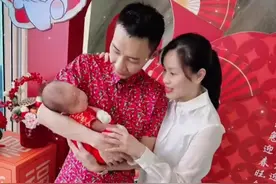 李宗伟拜年！3胎儿子正面曝光，39岁娇妻韵味十足，2个月恢复身材图片