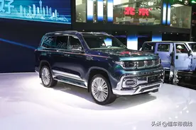新车 | 瞄准坦克500，北京BJ60豪华版发布，碧玺绿主题+金色腰线图片