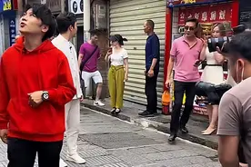 李玉刚现身湖南长沙街头，当众补妆被众人拍照，网友：长沙是星城图片
