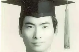台湾黑帮大佬张安乐，扛五星红旗游行，古稀之年仍为两岸统一而战图片