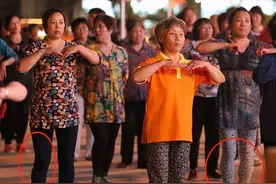 广场舞中清一色的“棒棒裤”，带偏多少中国大妈？显腿粗还很土气图片