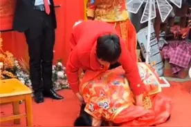 河南一新郎长跪不起泪流满面，感恩其母亲，知情人透露是后妈图片
