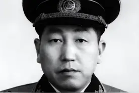 开国将军和一老汉闲聊，问起名字后，将军大哭：爹！终于找到你了图片