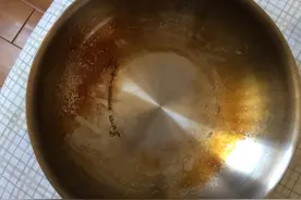 “网红锅具”发黄洗不掉？别着急扔，教你正确做法，干净不留痕迹图片