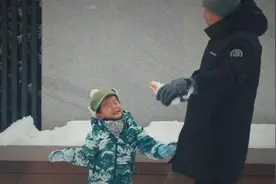 孙莉一家堆雪人，黄磊和儿子堆雪人互动温馨，4岁儿子首公开正脸图片