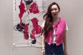 霍思燕五一闲赋在家！穿3万马甲画画，发际线后移被称“贝勒爷”图片